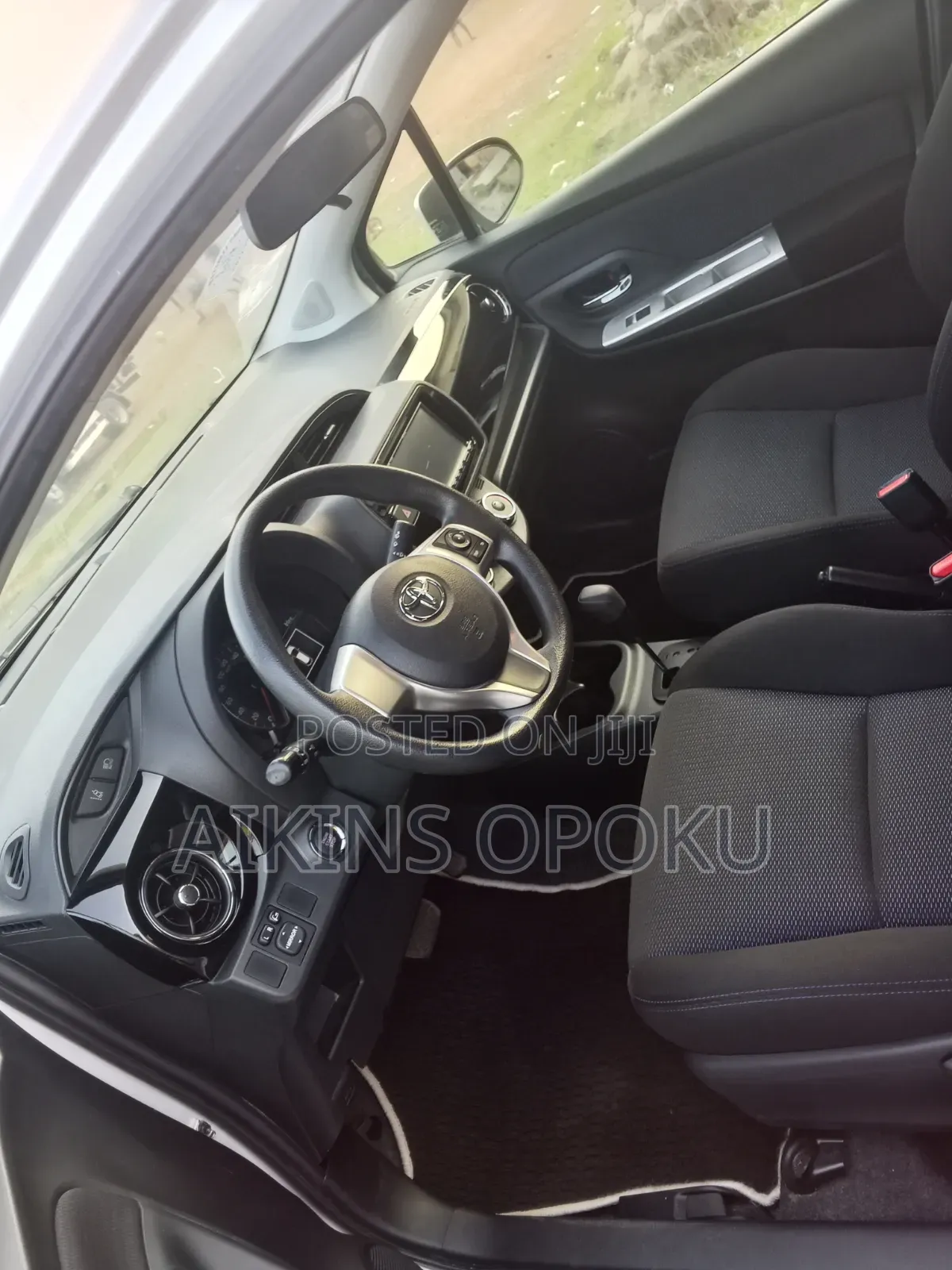 Toyota Vitz 2016 Silver