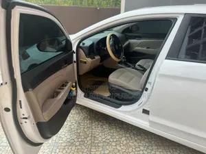 Hyundai Elantra 2017 White