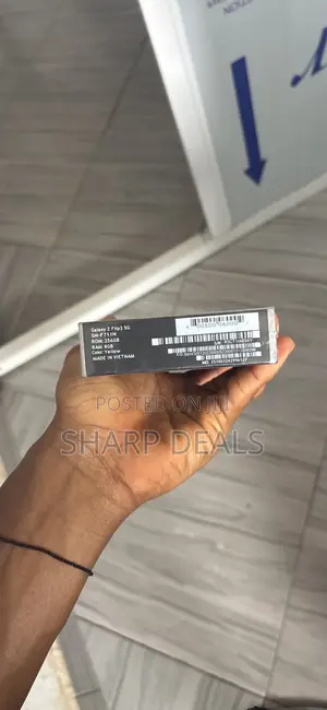 New Samsung Galaxy Z Flip3 5G 256 GB Yellow