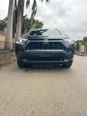 Toyota RAV4 XLE Premium 2025 Gray