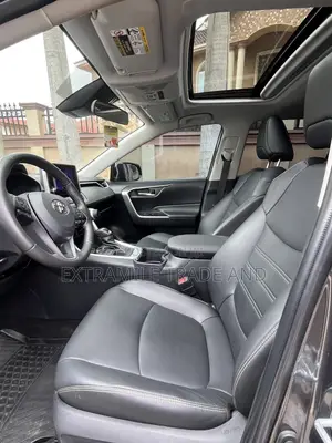 Toyota RAV4 XLE Premium 2025 Gray