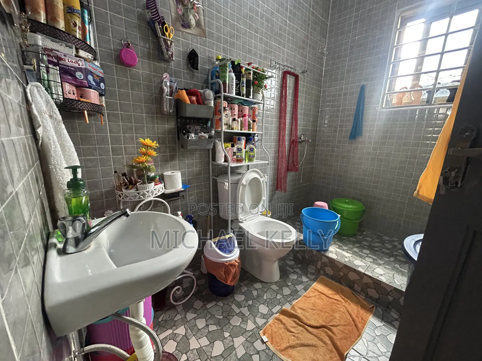 6bdrm Shared Apartment in Ashomang Estate for rent