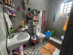 6bdrm Shared Apartment in Ashomang Estate for rent