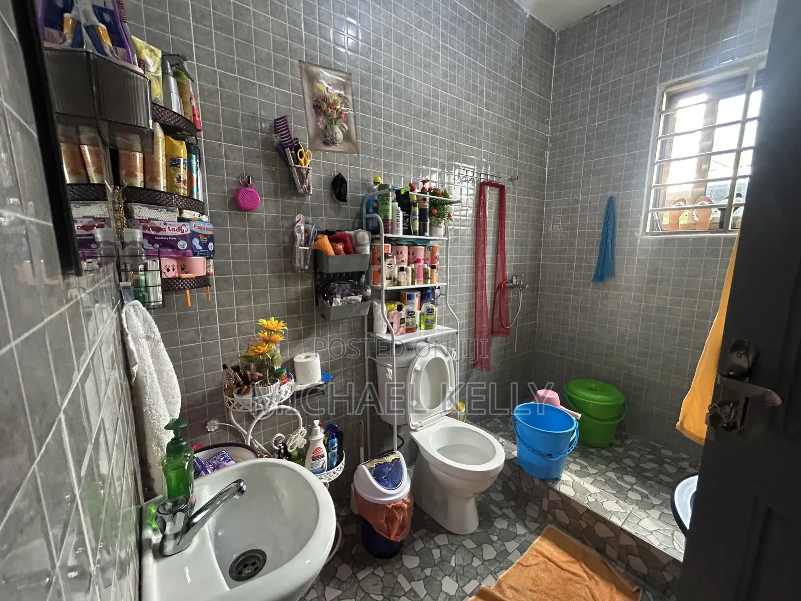 6bdrm Shared Apartment in Ashomang Estate for rent