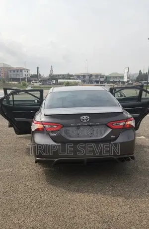 Toyota Camry SE FWD (2.5L 4cyl 8AM) 2018 Gray