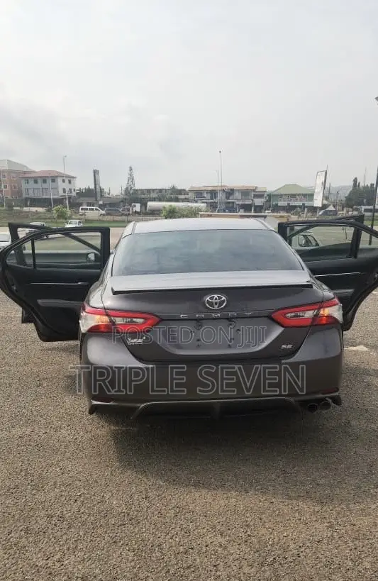 Toyota Camry SE FWD (2.5L 4cyl 8AM) 2018 Gray