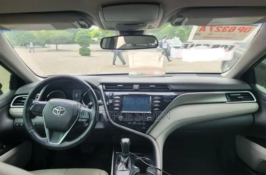 Toyota Camry SE FWD (2.5L 4cyl 8AM) 2018 Gray