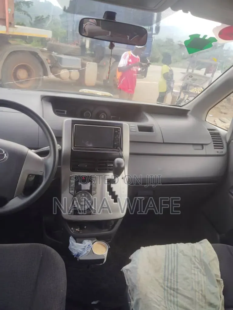 Toyota Voxy ZS 2WD 8-Seater 2011 Matt Black