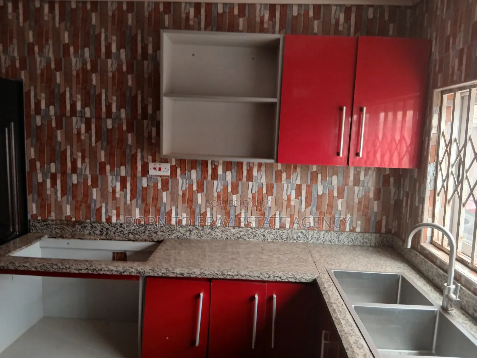 5bdrm House in Born To Pray Estate, Ejisu-Juaben Municipal for rent