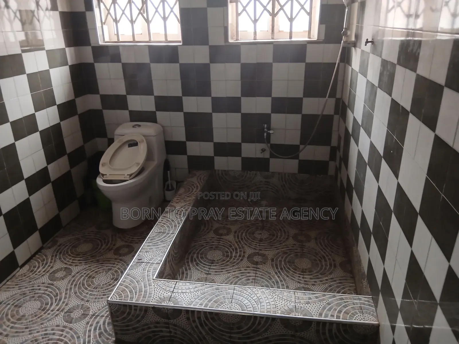 5bdrm House in Born To Pray Estate, Ejisu-Juaben Municipal for rent