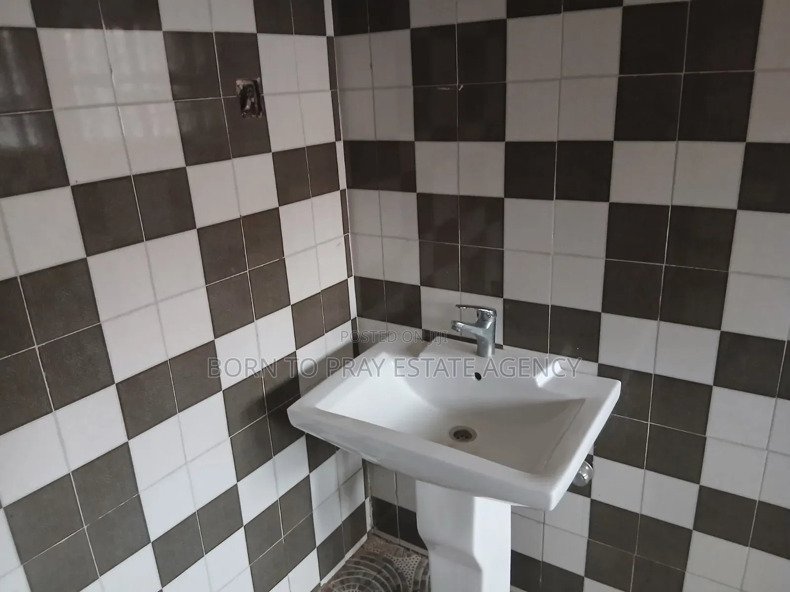 5bdrm House in Born To Pray Estate, Ejisu-Juaben Municipal for rent