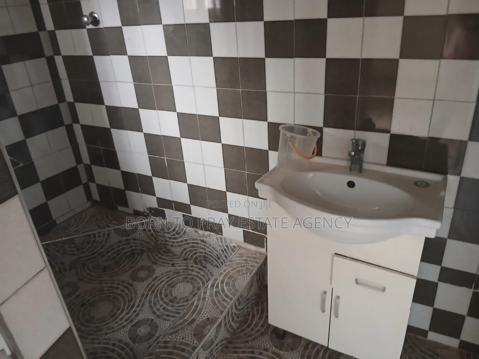 5bdrm House in Born To Pray Estate, Ejisu-Juaben Municipal for rent