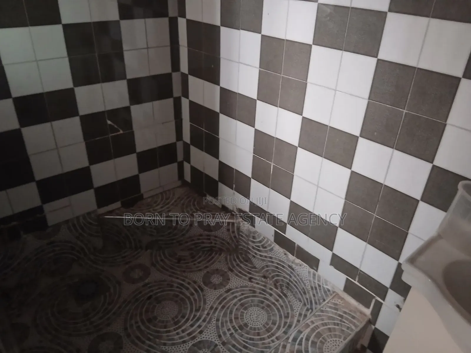 5bdrm House in Born To Pray Estate, Ejisu-Juaben Municipal for rent