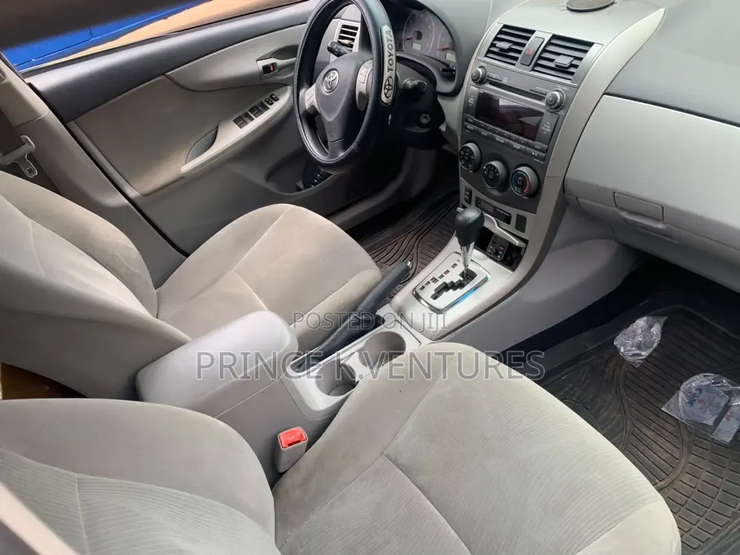 Toyota Corolla L 4-Speed Automatic 2013 Silver
