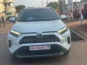 Toyota RAV4 XLE Premium 2025 White