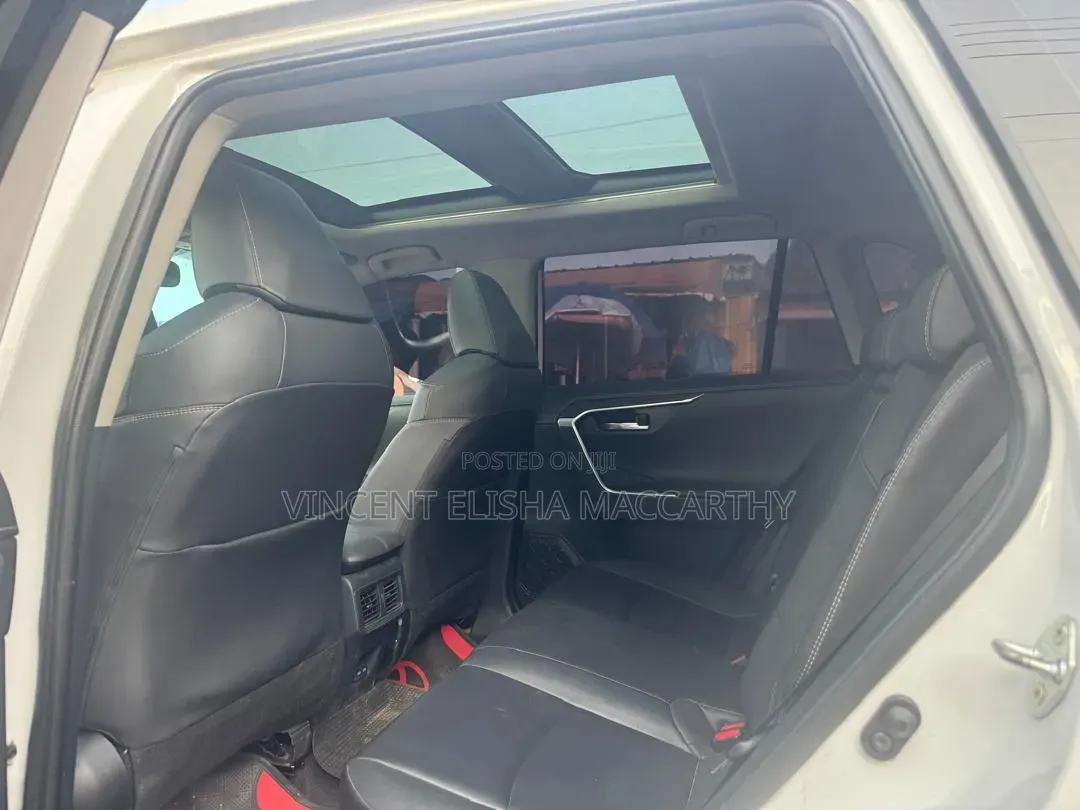 Toyota RAV4 XLE Premium 2025 White