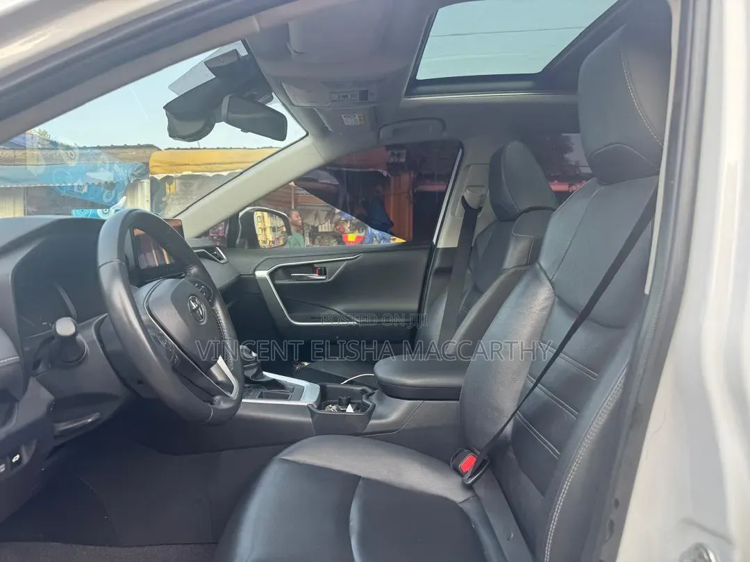 Toyota RAV4 XLE Premium 2025 White