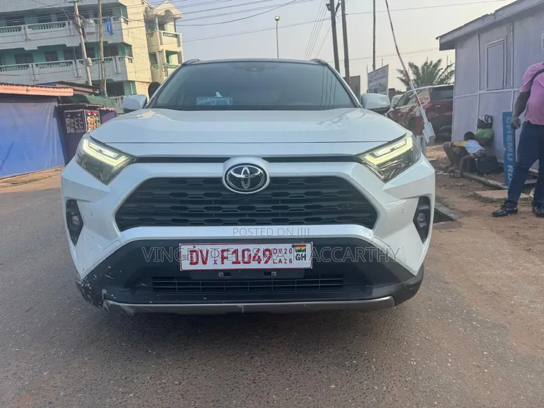 Toyota RAV4 XLE Premium 2025 White