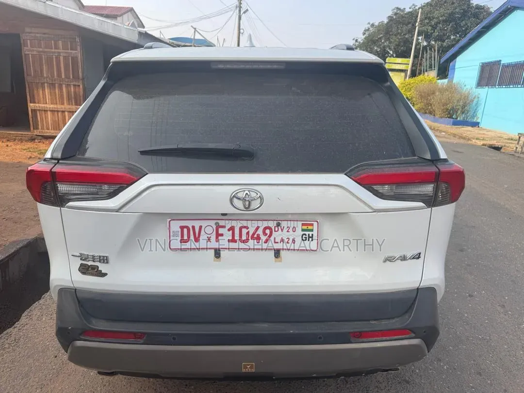 Toyota RAV4 XLE Premium 2025 White