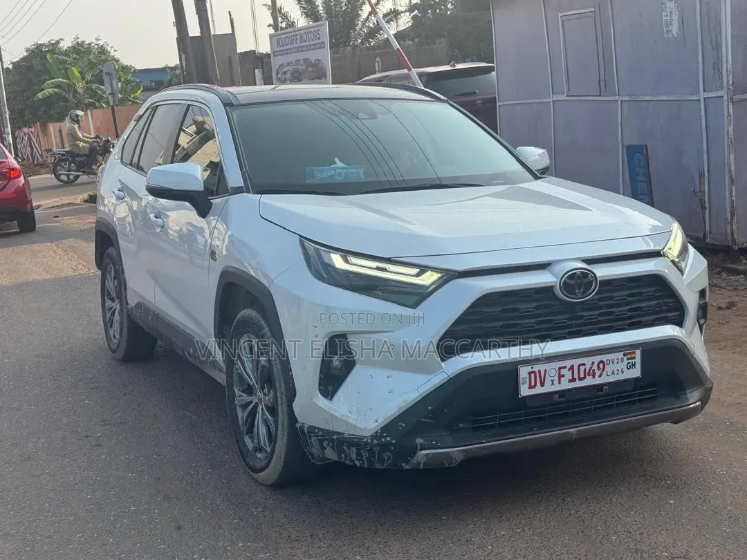Toyota RAV4 XLE Premium 2025 White