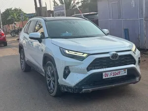 Toyota RAV4 XLE Premium 2025 White