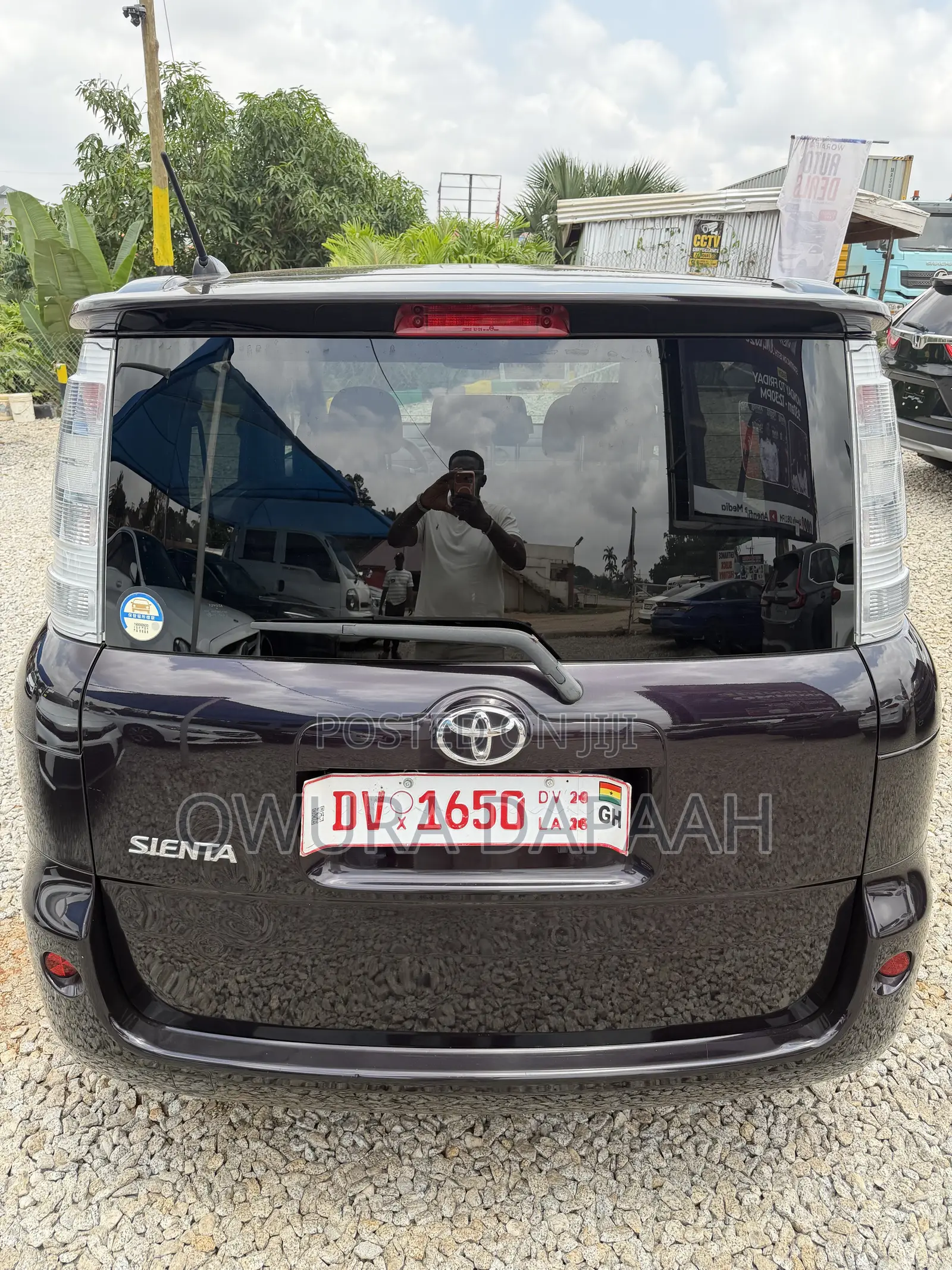 Toyota Sienta 1.5 AWD 2012 Burgundy