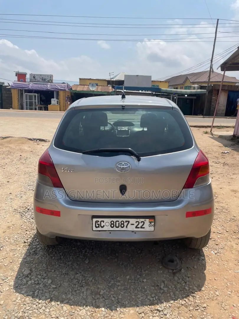 Toyota Vitz 2010 Silver
