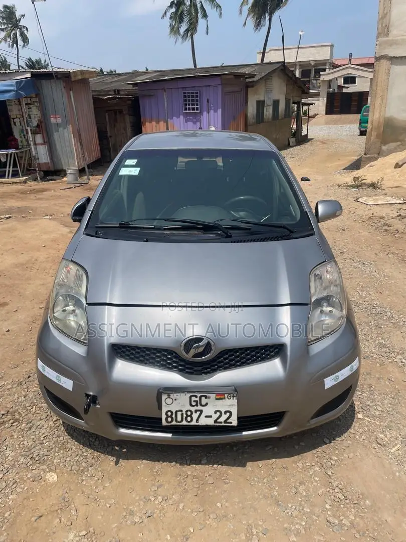 Toyota Vitz 2010 Silver
