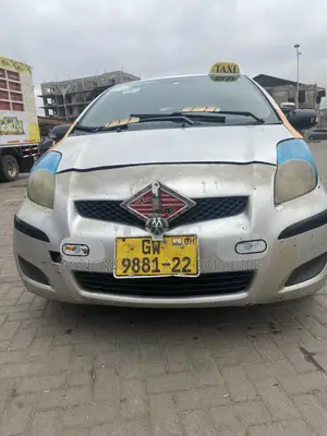 Toyota Vitz 2010 Silver