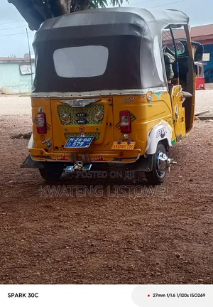 Bajaj Avenger 200 2026 Yellow