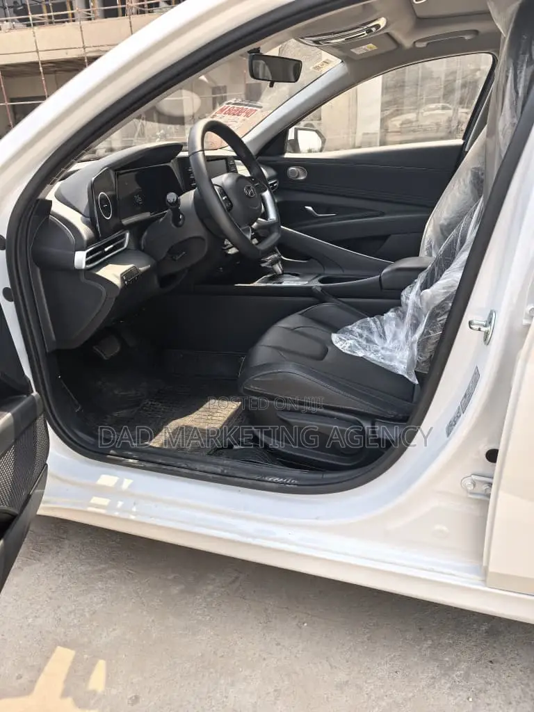 Hyundai Elantra Limited 2024 White