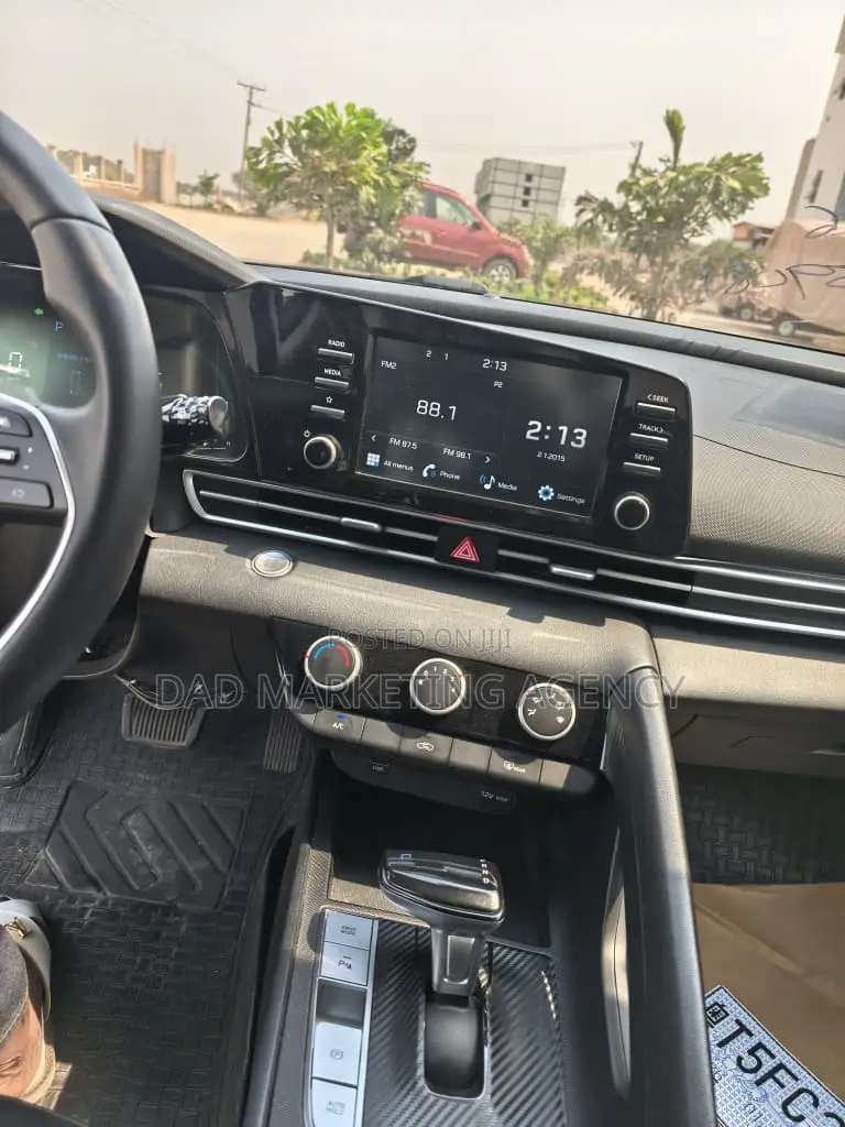 Hyundai Elantra Limited 2024 White