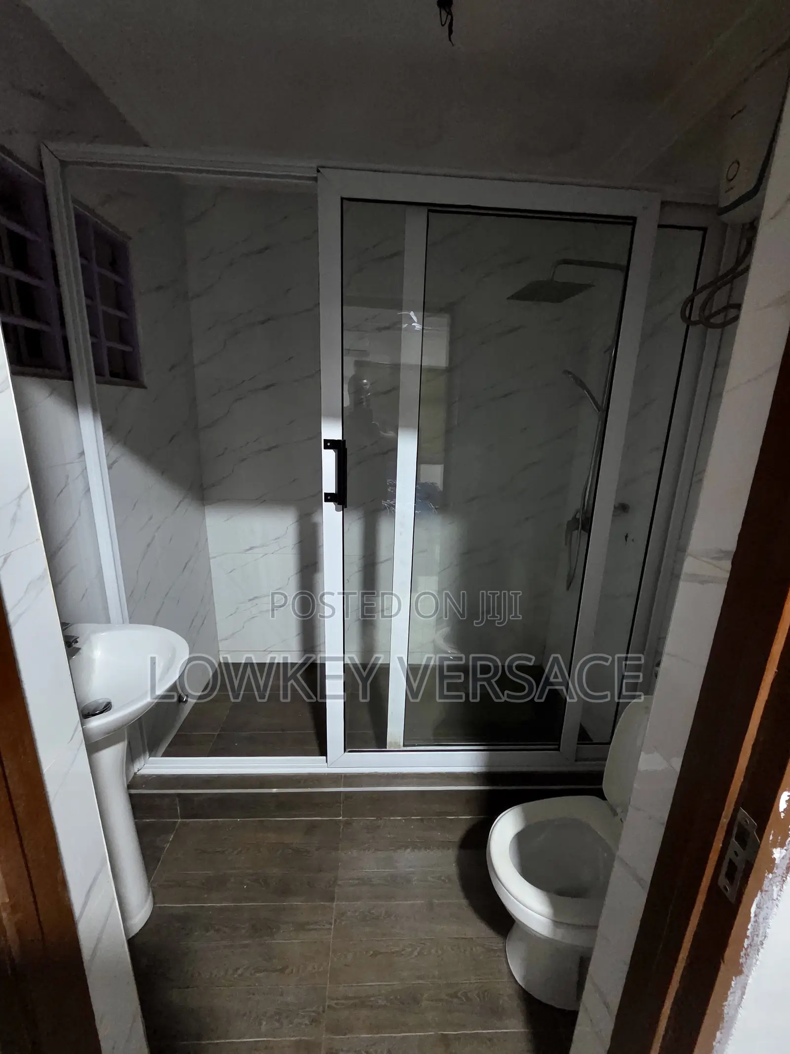 Comfy Two Luxury Beds Apartment + Starlink Internet + DSTV+ Washing Ma