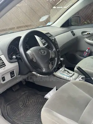 Toyota Corolla LE 4dr Sedan (1.8L 4cyl 4A) 2011 Silver