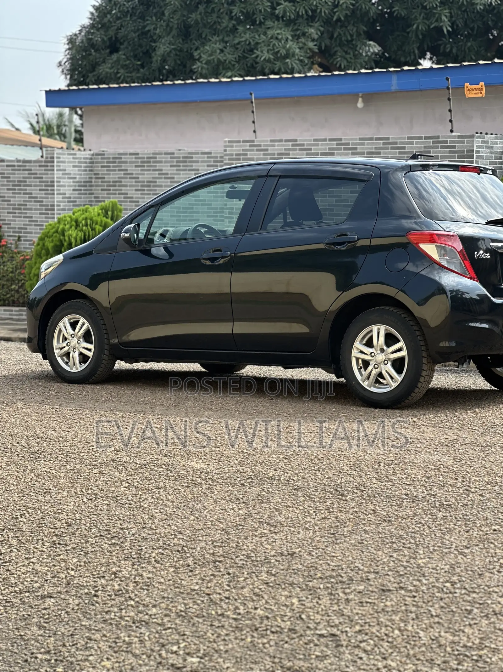 Toyota Vitz 1.3 FWD 5dr 2014 Black