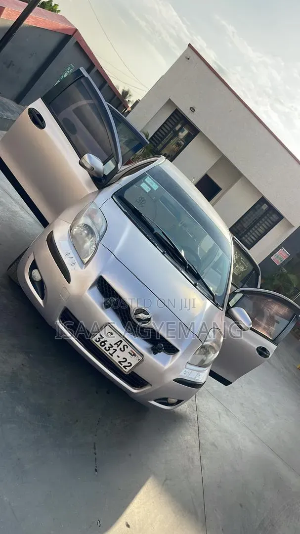 Toyota Vitz 2010 Silver