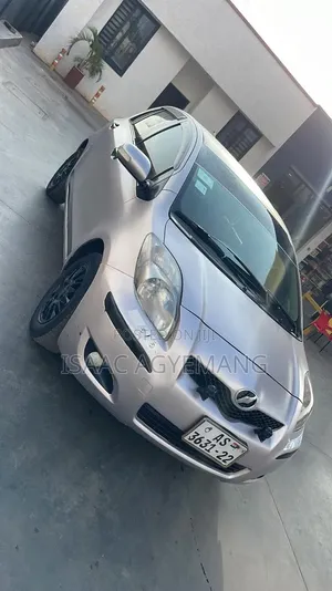 Toyota Vitz 2010 Silver