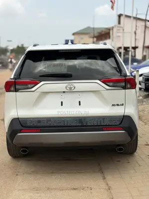 Toyota RAV4 XLE Premium FWD 2020 Pearl