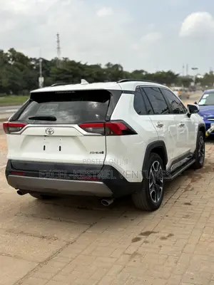 Toyota RAV4 XLE Premium FWD 2020 Pearl