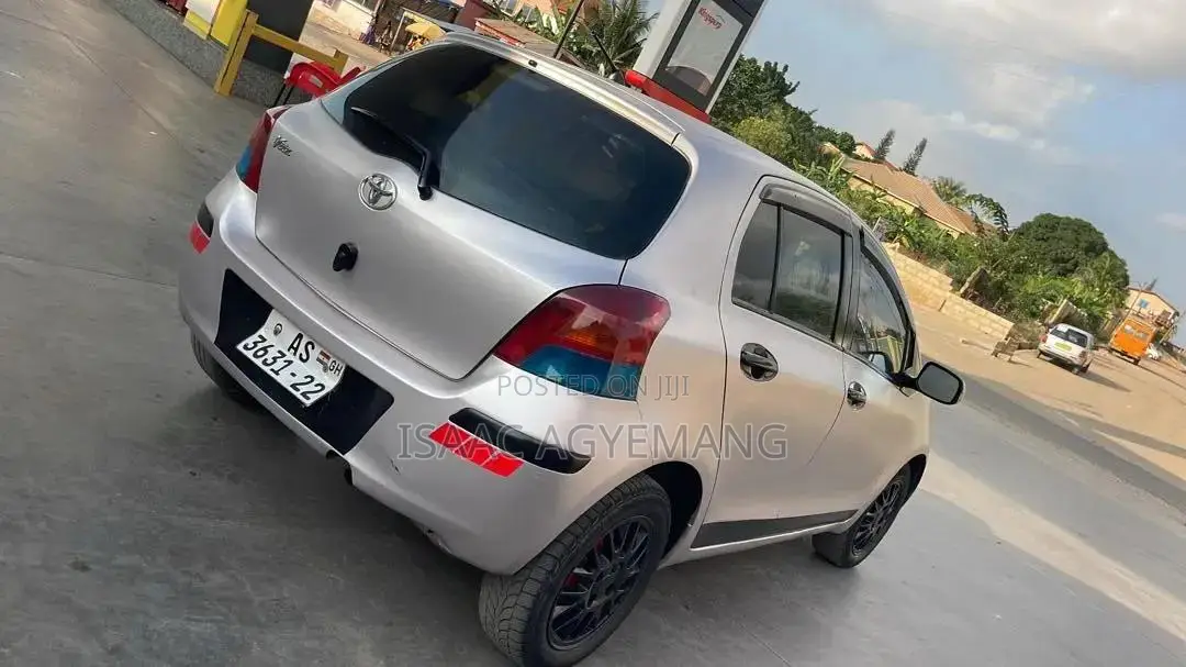 Toyota Vitz 2010 Silver