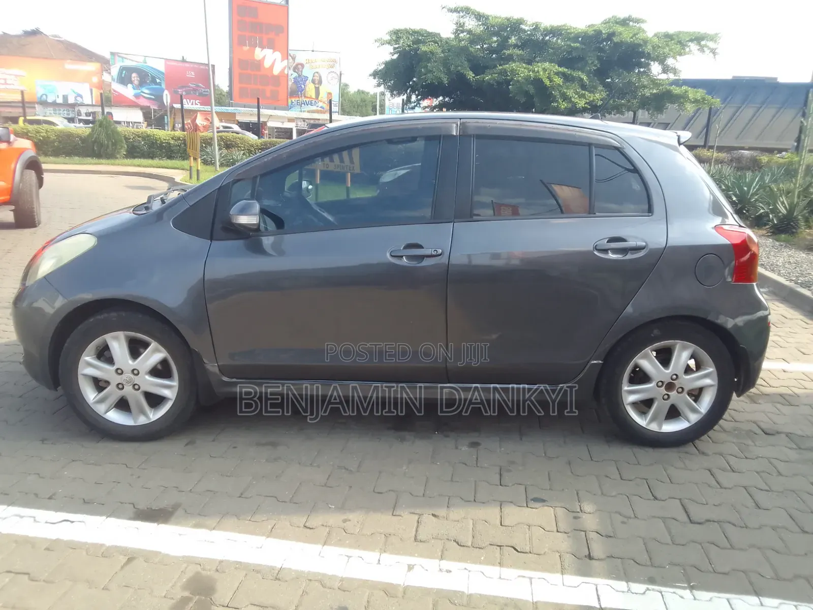 Toyota Vitz 2010 Black
