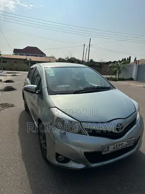 Toyota Vitz 1.0 FWD 5dr 2012 Gray