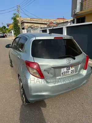 Toyota Vitz 1.0 FWD 5dr 2012 Gray