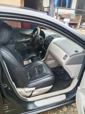 Toyota Corolla Base 4dr Sedan (1.8L 4cyl 5M) 2010 Gray