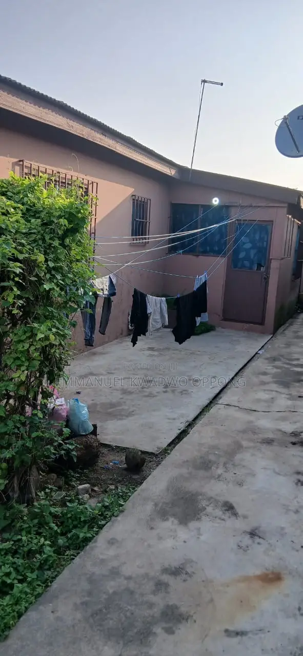 5bdrm House in Dansoman Estate, Exhibition for sale