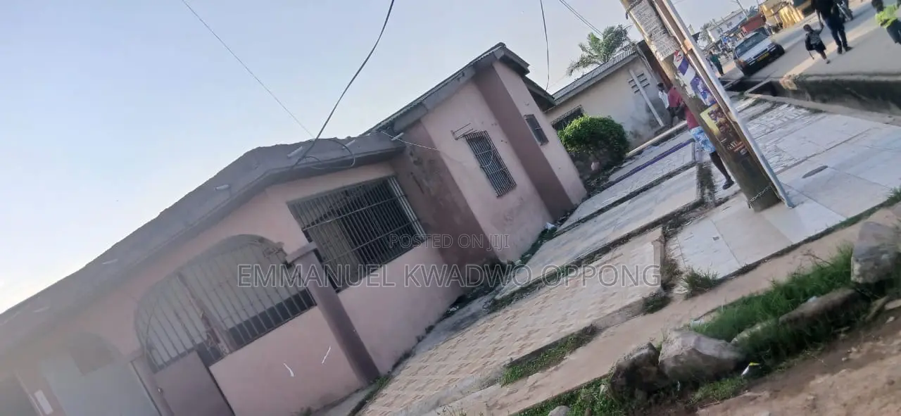 5bdrm House in Dansoman Estate, Exhibition for sale