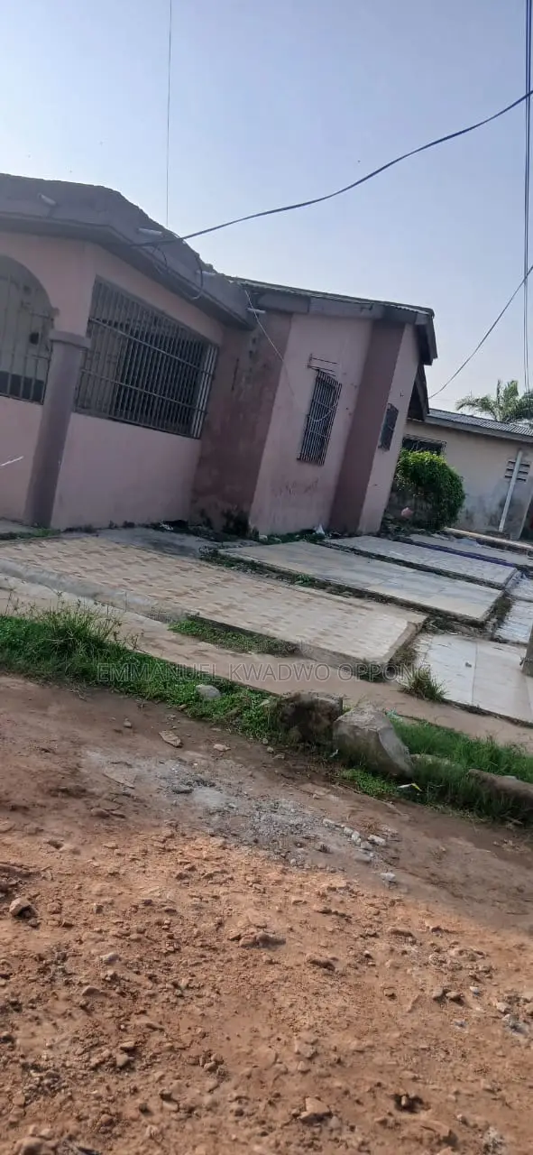 5bdrm House in Dansoman Estate, Exhibition for sale