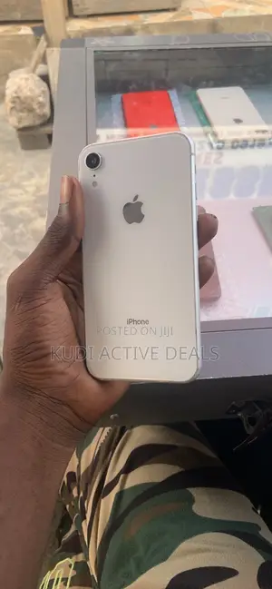Apple iPhone XR 64 GB White