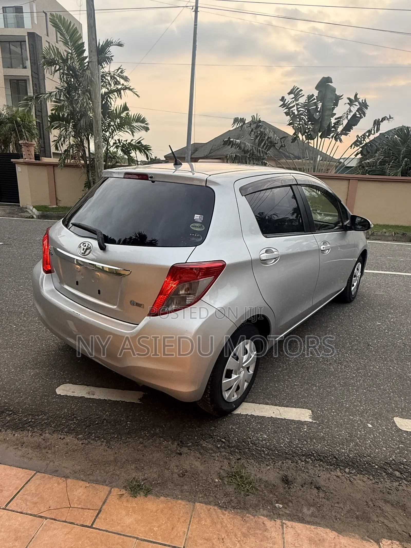 Toyota Vitz 1.3 FWD 5dr 2013 Silver
