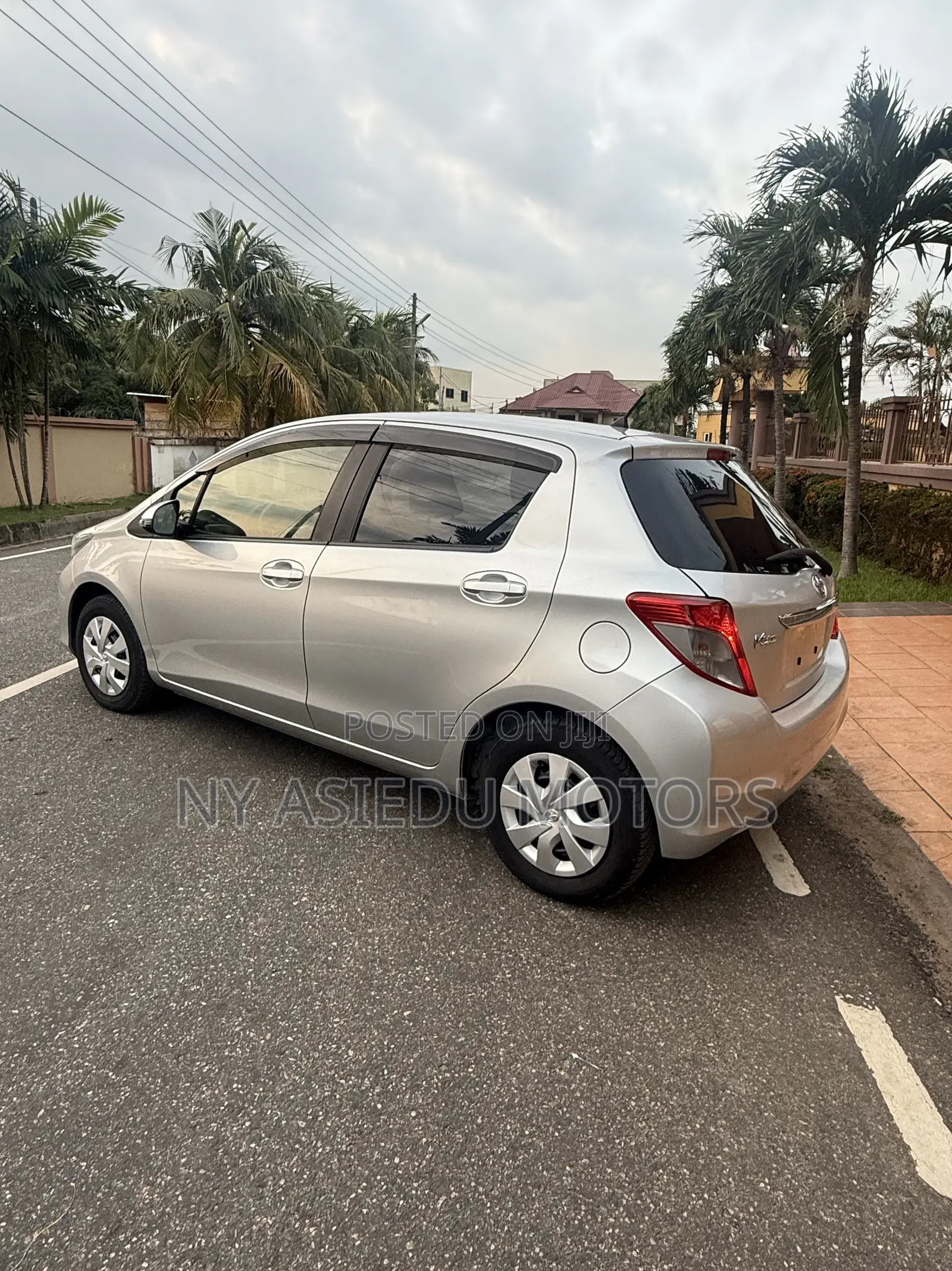 Toyota Vitz 1.3 FWD 5dr 2013 Silver